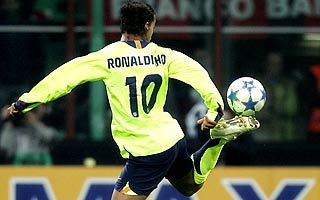 Ronaldinho fazendo um passe de calcanhar para Etô