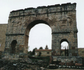 Arco romano de triple arquería