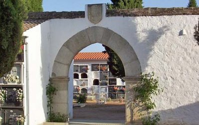 Arco del antiguo convento de Nuestra Señora del Socorro en el interior del cementerio de Pedroche