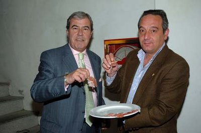 Los dos presidentes comiendo jamón de Los Pedroches