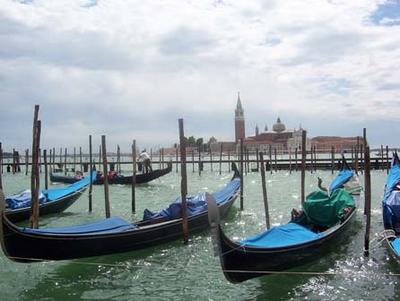 Embarcadero de góndolas en la Plaza de San Marcos de Venecia, frente a la iglesia de San Giorgio Maggiore