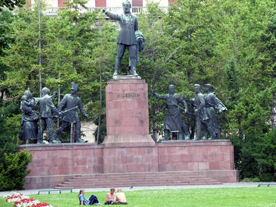 A Kossuth-szobor az Országház előtti parkban (azaz a Kossuth téren)