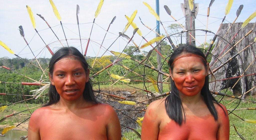 ...(foto) são duas mulheres jovens yawanawá -ambas têm 25 anos de idade- qu...