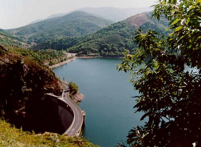 la croix est cachée par les châtaigniers, le Lozère au fond
