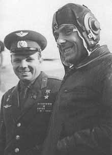 Gagarin está a esquerda, com o quepe