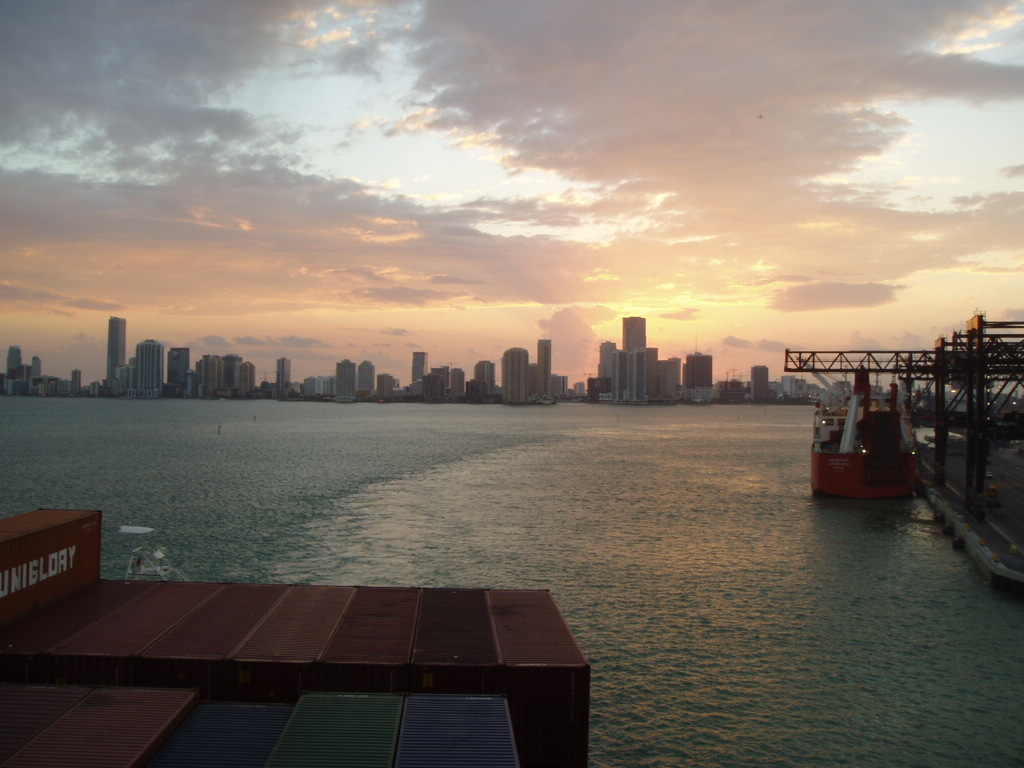 Sunset%20-%20Port%20of%20Miami%20-%2026%20Apr%202006%20as%20the%20Arno%20departs.jpg
