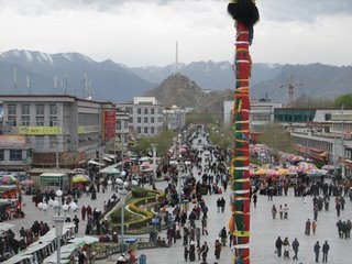Blick auf den Marktplatz in Lhasa