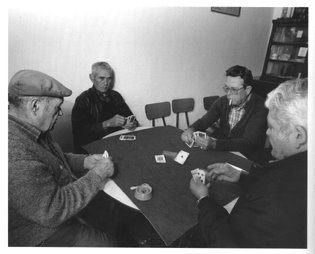 Jogo de cartas 'sueca' é tradição nos intervalos dos