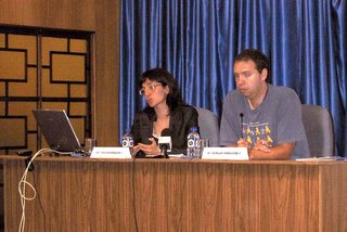 La periodista Eva Domínguez, durante su intervención, junto al profesor Sergio Martínez, organizador de las jornadas