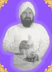 El entonces Hakim GG:: portando una botella de Medicina Oriental que se promocionaba en los medios de comunicacion