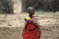 Niña masai en poblado
