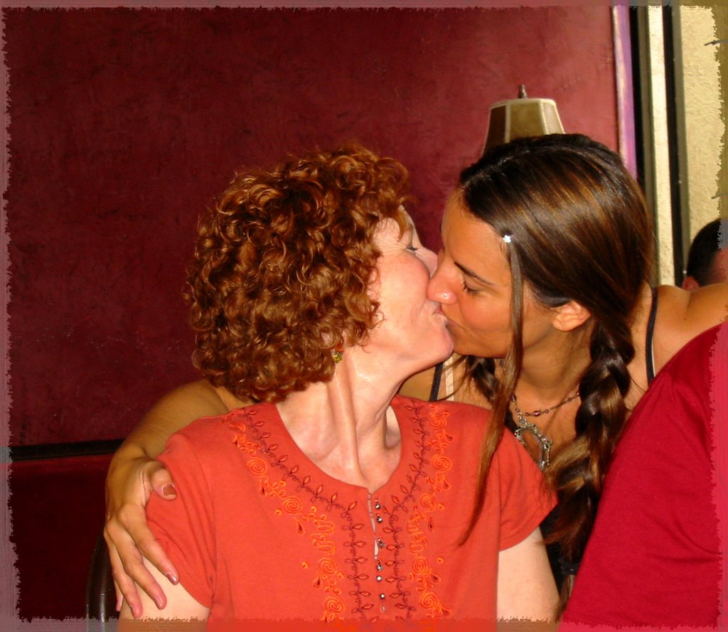 mother daughter french kiss - worldcanonicals.com.