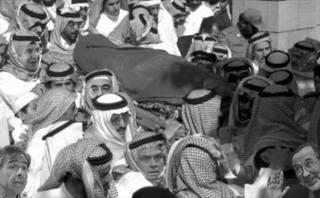 Delegados de la rama saudí de los namadines en el sencillo funeral del rey Fahd.