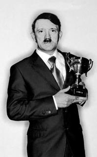 Caupolicán Schumacher con la Copa Gonzalo Bravo en las manos, otra copa para la repisa de la oficina de Daniel López.