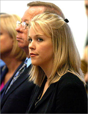 Debra in pretrial hearing, Nov 2004. AP/St. Petersburg Times