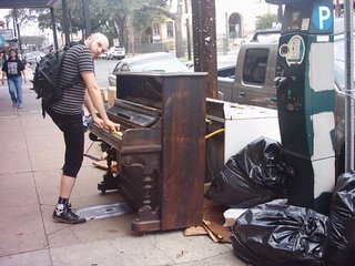 Solo aqui podrias encontrar un piano tirado a la basura. El caso es que funcionaba
