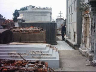 Todavía me quedará algo aunque lo niegue. Eso de perderse por cementerios por muy en Nueva Orleans que se esté no tiene perdón.