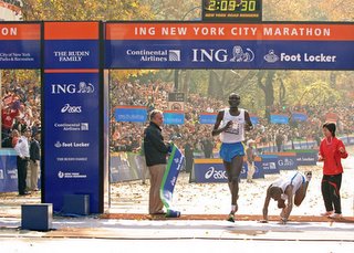 Arrivée des deux premiers au Marathon de New York 2005