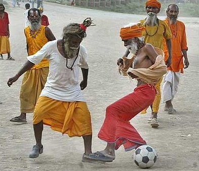 sadhus_football_alalhabad_1_060621.jpg