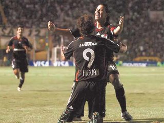 Higuaín comemora um de seus gols junto a Marcelo Gallardo