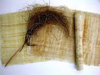 Folha do papiro sêco e o papiro trabalhado