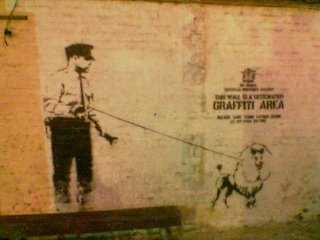 ¡Vi una pintada de Banksy por Old Street! Podeis ver su página en la sección de arte urbano, a la derecha