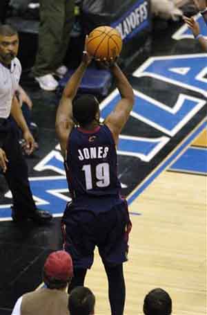 damon jones marque le panier de la victoire