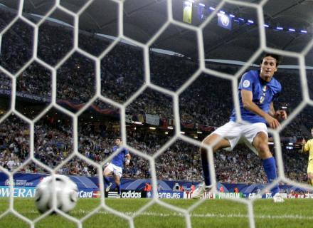 Campeão do Mundo em 2006, goleiro Buffon fura em lance bobo e entrega gol  para adversário; assista