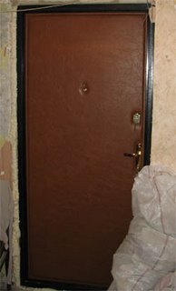 Новая дверь с внутренней отделкой из кожвинила