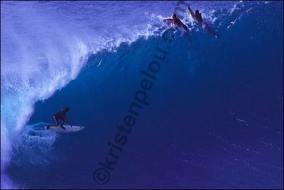Photo de surf à Bali, un surfer entrant dans le tube sur la vague de Padang Padang à Bali, Indonésie