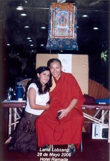 Hakim Hak Nagar con un Lama en Ecuador.