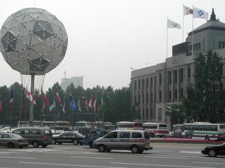 2002 war der Rathausplatz ein grosser Kreisel mit einer ständigen Blechlawine