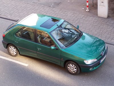 green Peugeot 306