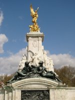 statue @ buckingham palace