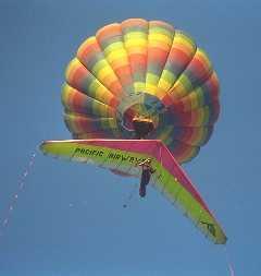 balloon dropping hang glider