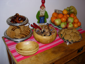 Godisbord med gammal hustomte