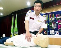 衛生署發表新版CPR心肺復甦術，強調「叫（檢查意識）、叫（求救）、A（暢通呼吸道）、B（檢查呼吸）、C（胸部按壓與人工呼吸）、D（去顫）」六個程序，圖為輕拍患者肩部檢查意識。【記者盧振昇／攝影】