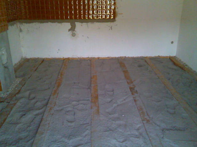 parasztház: padló lerakása