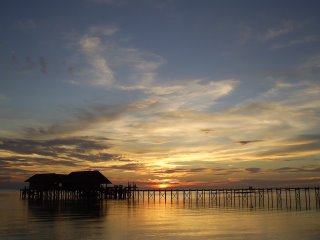 Sonnenuntergang über der Tauchbasis der Insel Lankayan