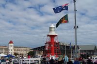 De vuurtoren in Port Adelaide, met de Australische vlaggen