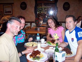 Tim, Lidia, Anouk en Ben in het restaurant