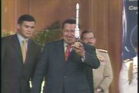 Chávez mostrando el cohete