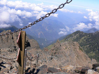 登頂前的碎石坡及鐵鍊扶手