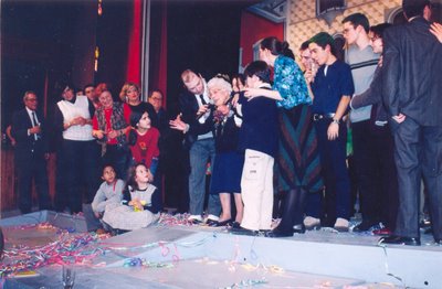 Foto de Germana no palco do Maria Vitória em noite de fim-de-ano, juntamente de José Raposo e Maria João Abreu