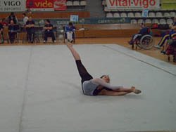 ceremonia de apertura con una gimnasta en pleno ejercicio