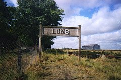 Viejo cartel indicador de la Estación Lumb, en el límite entre Necochea y San Cayetano Lumb