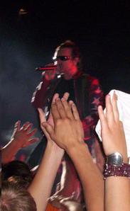 Bono ute på rampen under U2:s spelning på Ullevi 2005.