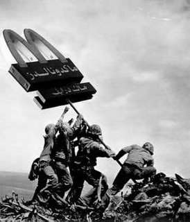 Montaje fotográfico con los soldados norteamericanos colinizando Vietnam. Curiosamente, esta imagen representa el imperialismo de los EE.UU. pero a través del mercantilismo