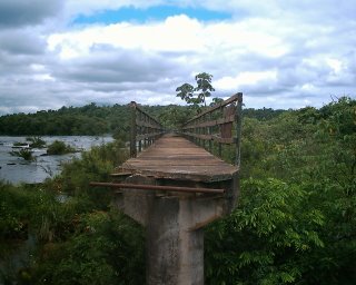 Cataratas de Iguazù, ciò che è rimasto di una passerella dopo l'ultima inondazione. Sì, anch'io avrei voluto tuffarmi.