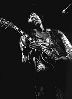 jimi hendrix playing on a gubson les paul custom guitar